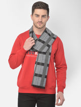 Man wearing a grey and black checked muffler with plaid pattern.